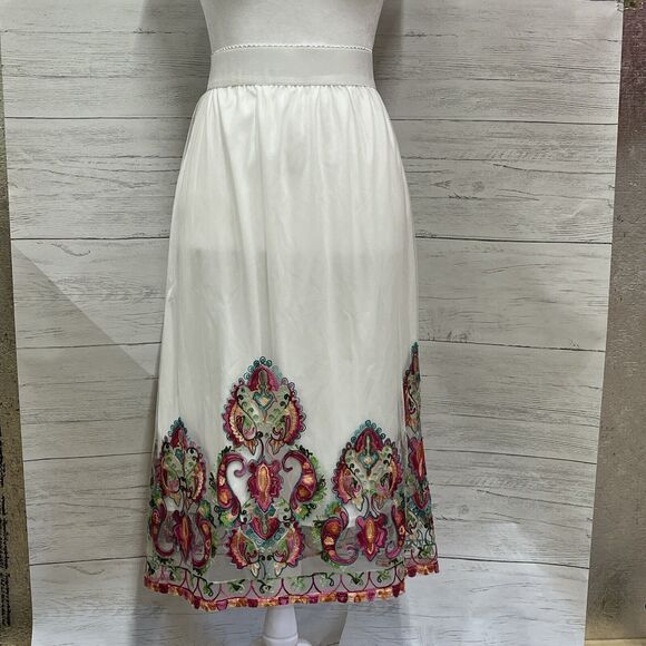 Me 2 Magic‎ Skirt White with beautiful embroidery hemline. Elastic waist. Sz L - Picture 1 of 7